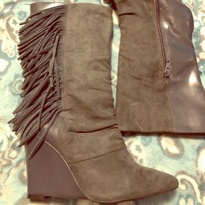 Grey suede boot with tassels
